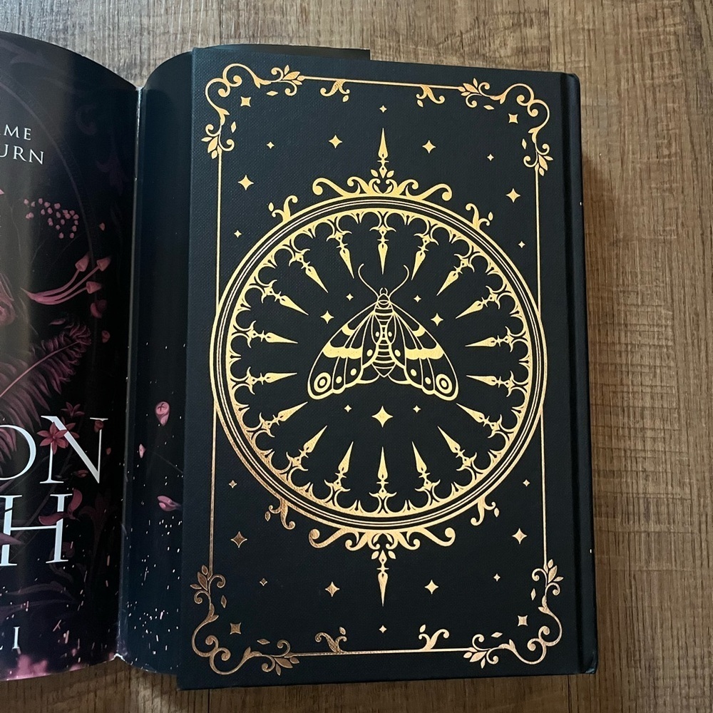 Fairyloot The Crimson Moth - Picture 9 of 10